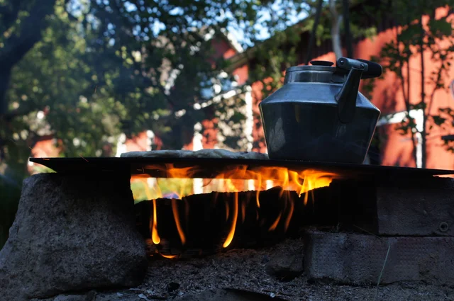 Te och bröd lagat över eld