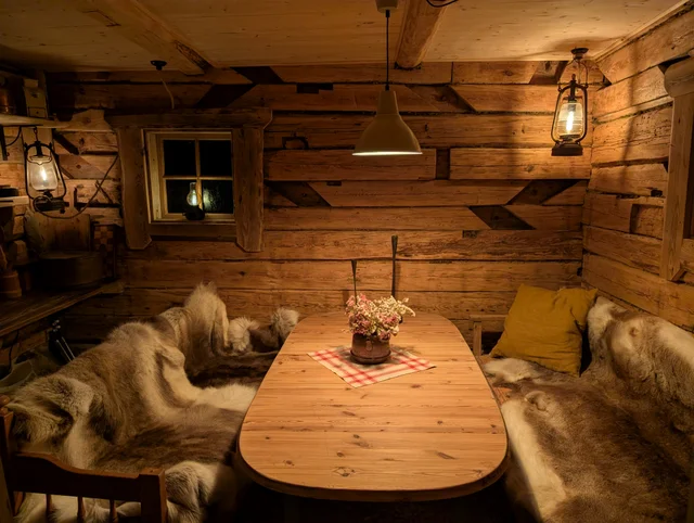 Backstugans nedervåning är mysig