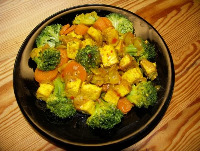 Wokade grönsaker med marinerad tofu