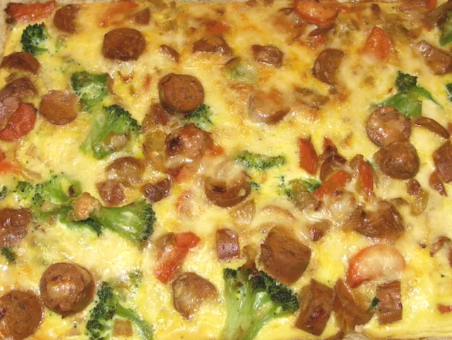 Vegetarisk korv- och broccolipaj