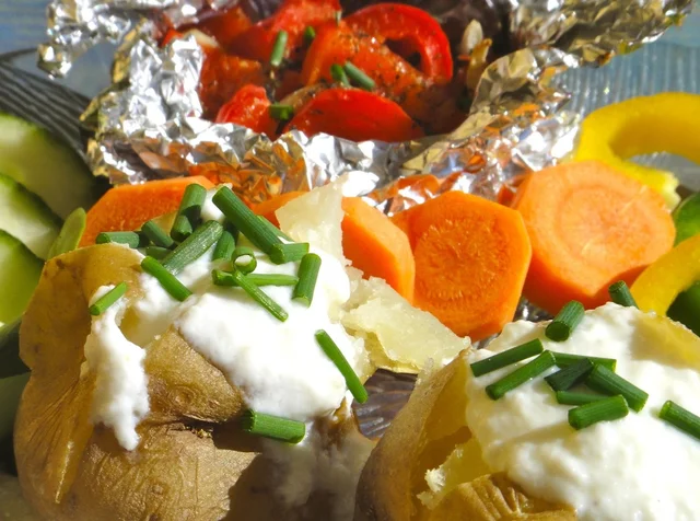 Ugnsbakad potatis med getostcrème och grillade grönsaker